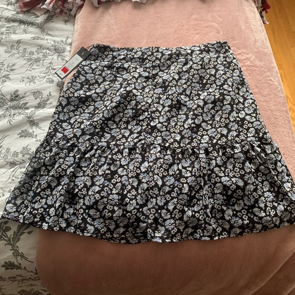 Flowy tiered skirt - Picture 2 of 5